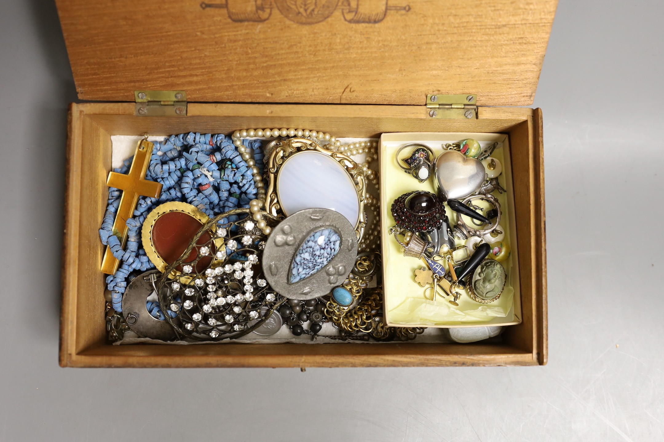 A quantity of Victorian and later jewellery including a garnet brooch, lava pendant, micro mosaics, opal inset silver ring etc.